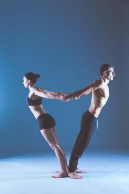 Genç çift Acro yoga mat Studio birlikte uygulamak. Acroyoga. Çift yoga. Ortak yoga.