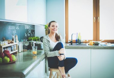 Mutfaktaki kadın. Mutfakta yemek yapmak..