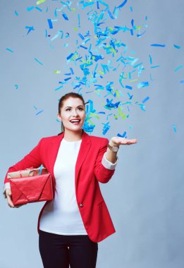 Hediye kutusu ile konfeti kutlama partisinde güzel mutlu kadınla. Doğum günü veya yeni yıl arifesi kavramı kutlama