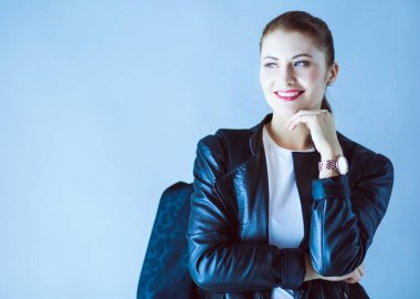 gri şık siyah ceketli güzel genç esmer kadın portresi.