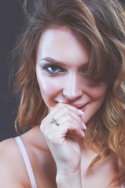 güzel narin kadın portresi. Portre. Güzellik. Göz alıcı bir görünüm.