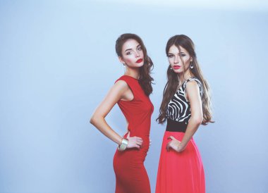 İki genç güzellik kadın birlikte ayakta. İki genç güzellik wome