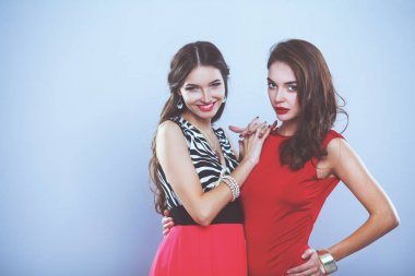 İki genç güzellik kadın birlikte ayakta. İki genç güzellik wome