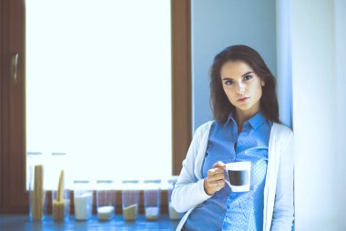 mutlu kadın evde Mutfakta çay içme. Kadın evde