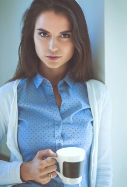 mutlu kadın evde Mutfakta çay içme. Kadın evde