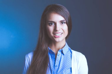 Esmer arka planda bir iş kadınının portresi. Gülümseyen kadın. Bir kadın portresi