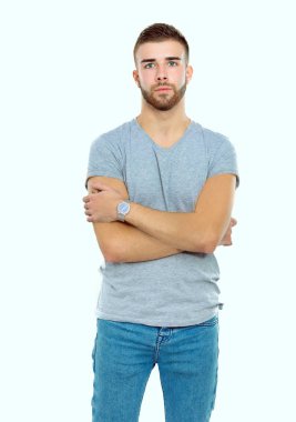 Mutlu bir casual adam ayakta karanlık bir arka plan üzerinde izole portresi
