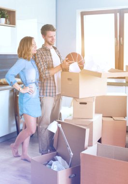 Karton açma çift yeni evlerinde kutuları. Genç Çift.