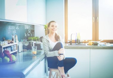 Mutfaktaki kadın. Mutfakta yemek yapmak..