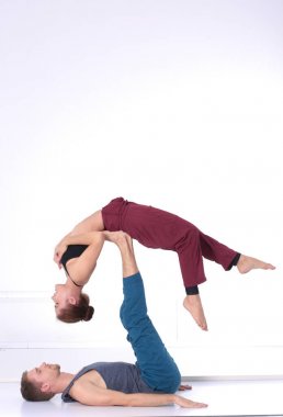 Genç atletik çift pratik acroyoga. Çiftinde Dengeleme.