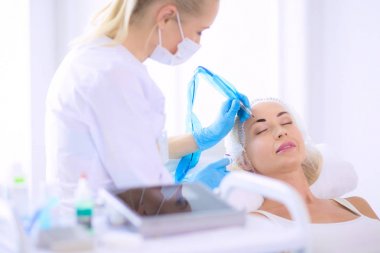 Kaşlar için kalıcı makyaj. Güzellik salonunda kalın kaşlı güzel bir kadın..