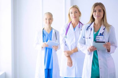 tıbbi ofiste geçti silah ile duran üç kendine güvenen kadın doktor portresi.