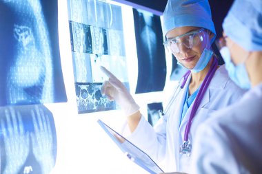 Hastanede röntgen çektiren iki kadın doktor..