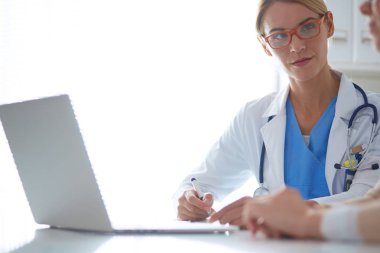 Doktor ve hasta çift masada oturmuş bir şey tartışıyorlar..