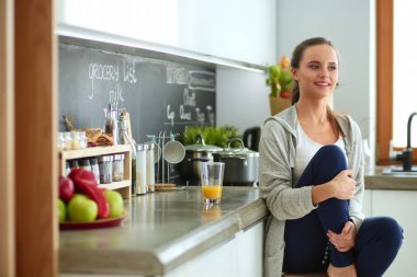 Mutfaktaki kadın. Mutfakta yemek yapmak..