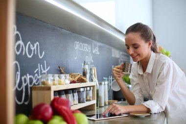 mutfak arka planı duran genç bir kadın portresi.
