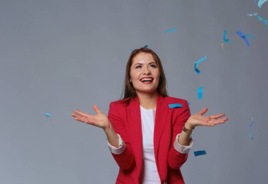 Konfeti kutlama parti güzel mutlu kadın. Doğum günü veya yeni yıl arifesi kavramı kutlama.