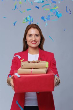 Hediye kutusu ile konfeti kutlama partisinde güzel mutlu kadınla. Doğum günü veya yeni yıl arifesi kavramı kutlama