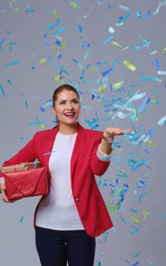 Hediye kutusu ile konfeti kutlama partisinde güzel mutlu kadınla. Doğum günü veya yeni yıl arifesi kavramı kutlama