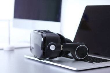 Bilgisayarlı sanal gerçeklik gözlükleri. İş. 3D teknoloji