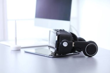 Bilgisayarlı sanal gerçeklik gözlükleri. İş. 3D teknoloji