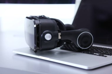 Bilgisayarlı sanal gerçeklik gözlükleri. İş. 3D teknoloji