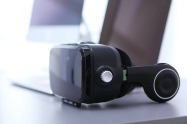 Bilgisayarlı sanal gerçeklik gözlükleri. İş. 3D teknoloji