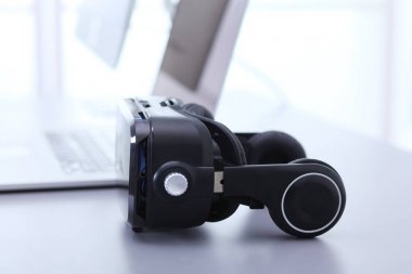 Bilgisayarlı sanal gerçeklik gözlükleri. İş. 3D teknoloji