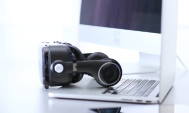 Bilgisayarlı sanal gerçeklik gözlükleri. İş. 3D teknoloji