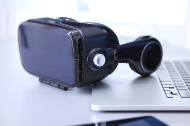 Bilgisayarlı sanal gerçeklik gözlükleri. İş. 3D teknoloji