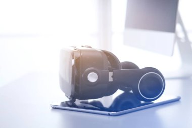 Bilgisayarlı sanal gerçeklik gözlükleri. İş. 3D teknoloji