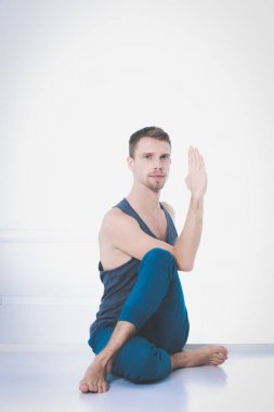 Pratik Yoga bir genç adam. Yoga. Yoga eğitmeni