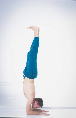 Pratik Yoga bir genç adam. Yoga. Yoga eğitmeni