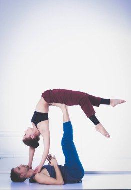 Genç atletik çift pratik acroyoga. Çiftinde Dengeleme.