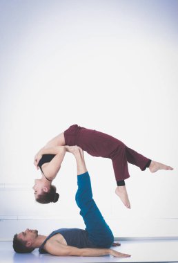 Genç atletik çift pratik acroyoga. Çiftinde Dengeleme.