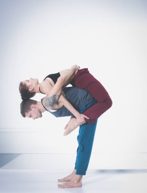 Genç atletik çift pratik acroyoga. Çiftinde Dengeleme.