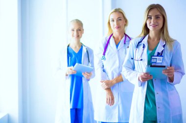 tıbbi ofiste geçti silah ile duran üç kendine güvenen kadın doktor portresi.