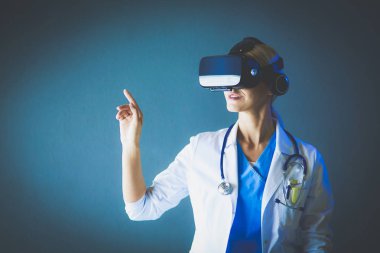Sanal gerçeklik gözlüğü takan kadın doktor beyaz arka planda izole edilmiş..