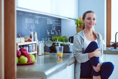 Mutfaktaki kadın. Mutfakta yemek yapmak..