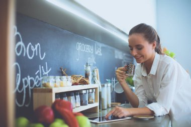 mutfak arka planı duran genç bir kadın portresi.