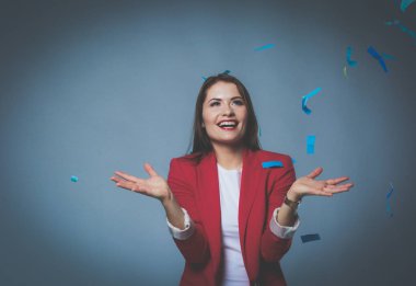 Konfeti kutlama parti güzel mutlu kadın. Doğum günü veya yeni yıl arifesi kavramı kutlama.