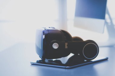 Bilgisayarlı sanal gerçeklik gözlükleri. İş. 3D teknoloji