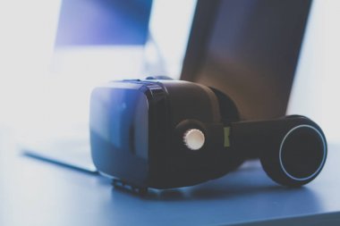 Bilgisayarlı sanal gerçeklik gözlükleri. İş. 3D teknoloji