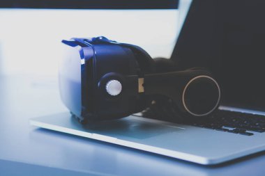 Bilgisayarlı sanal gerçeklik gözlükleri. İş. 3D teknoloji