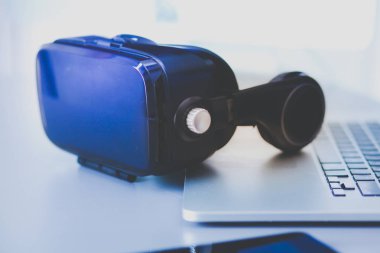 Bilgisayarlı sanal gerçeklik gözlükleri. İş. 3D teknoloji