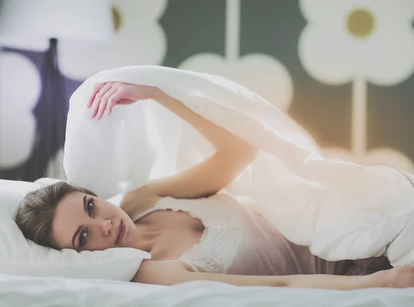 Mujer bonita acostada en su cama en casa. —  Fotos de Stock