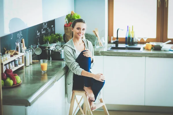 Uma mulher na cozinha. Cozinhar na cozinha. — Fotografia de Stock