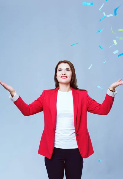 Hermosa mujer feliz en la fiesta de celebración con confeti. Cumpleaños o Nochevieja celebrando el concepto . — Foto de Stock