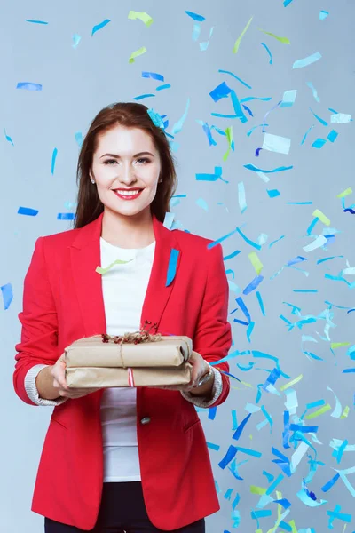 Mooie gelukkige vrouw met de doos van de gift op feest feestje met confetti. Verjaardag of nieuwe jaar vooravond vieren concept — Stockfoto