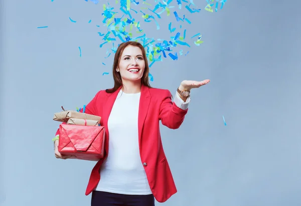 Hermosa mujer feliz con caja de regalo en la fiesta de celebración con confeti. Cumpleaños o Nochevieja celebrando el concepto —  Fotos de Stock